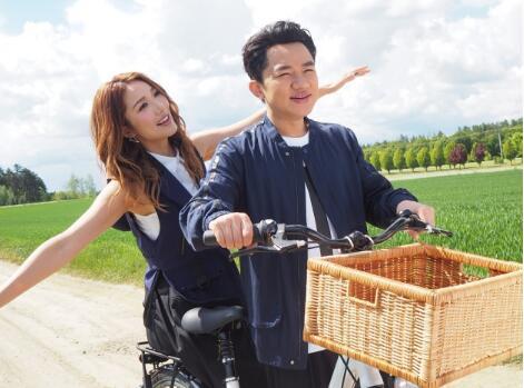 洪欣蔡少芬带娃出游,两大美女携手共度欢乐时光
